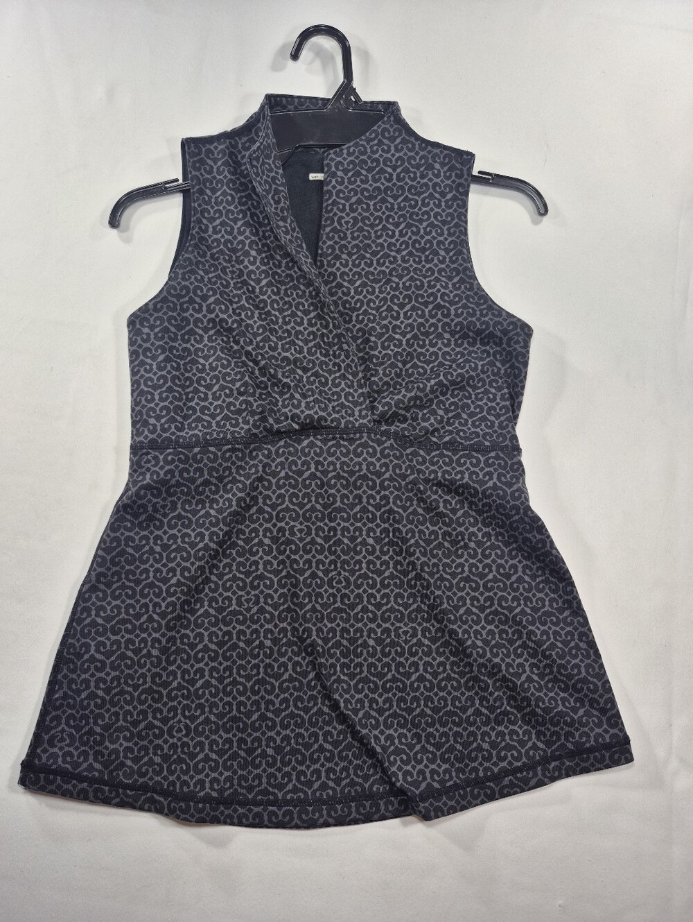 Sleeveless Lululemon Size 8 Black Patterned Women's Top